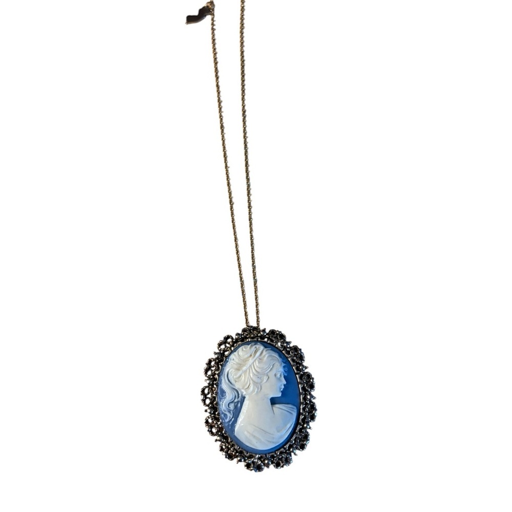 Hand Carved Cameo Brooch, Mid Century (1950’s) Gold Tone Blue & White Brooch. - Picture 3 of 3